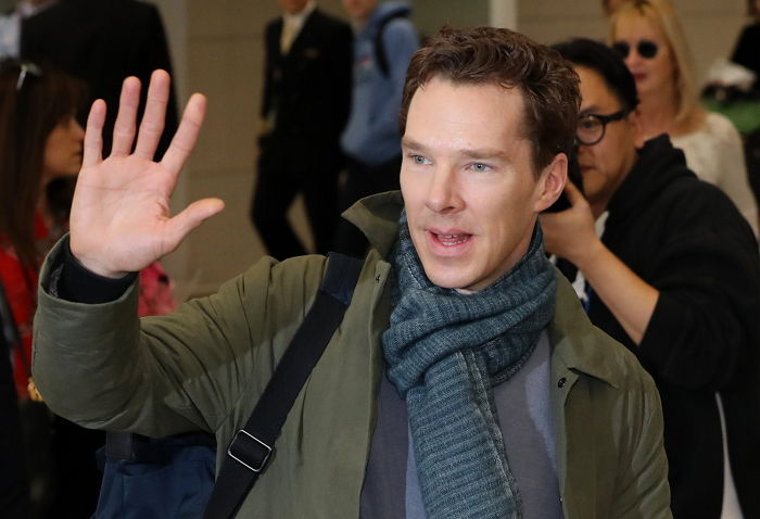 “한국 처음 온 닥터 스트레인지”…팬들에게 합장 인사하는 컴버배치