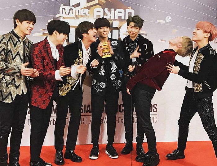 웃음 터지면 온몸으로 난리쳐(?) 멤버들이 부축해줘야 하는 ‘방탄’ 지민