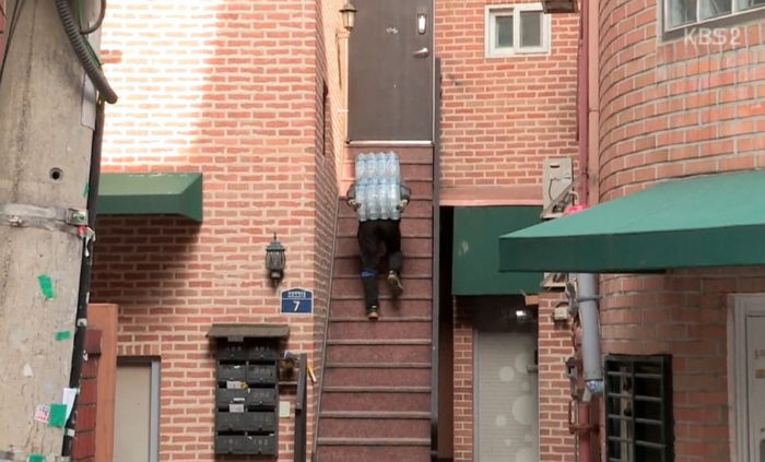 땀 뻘뻘 흘리며 계단 뛰어올라 다니는 택배기사 위해 ‘건물주’가 붙인 공고문