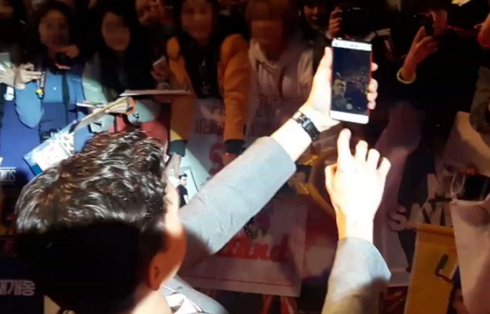 실수로 팬 휴대폰 떨어트리고 ‘안절부절’ 못하는 톰 홀랜드