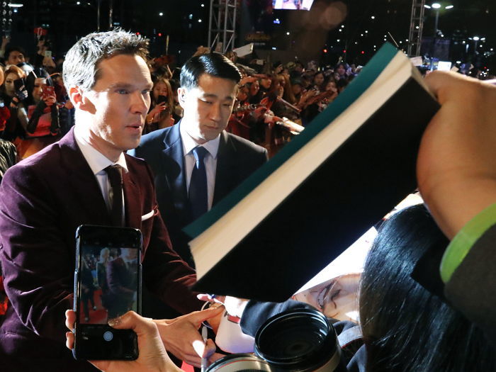 “사인에 이어 셀카까지”…팬들 설레게 한 컴버배치의 특급 팬서비스