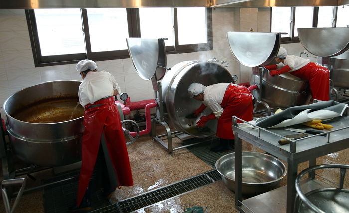 환풍기 고장난 급식소서 아이들 위해 음식 만들다 폐암으로 숨진 조리원