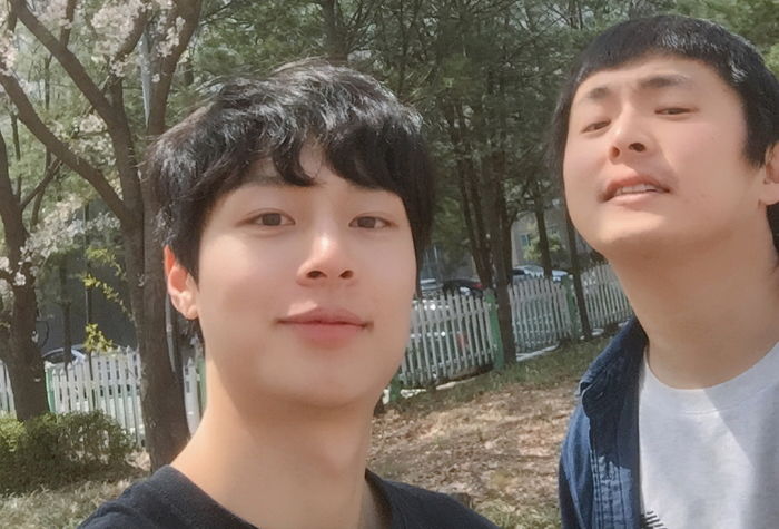 ‘못생김 각도’에서도 살아남아 ‘꽃미모’ 자랑하는 충재씨