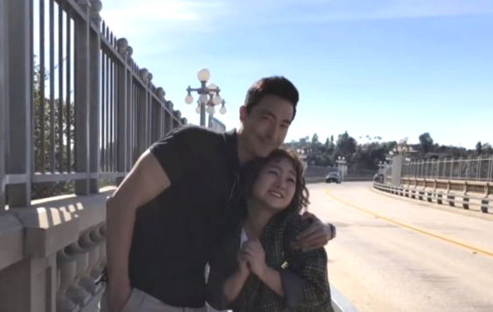 잘생긴 헤니 오빠가 손잡아주자 헤벌쭉 행복 미소 짓는 ‘나래코기’