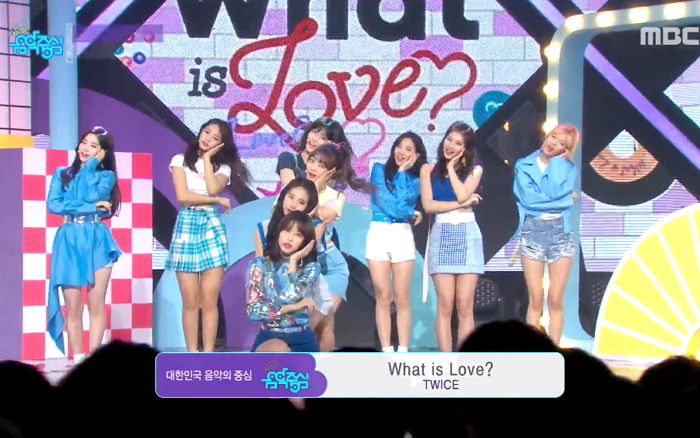 ‘왓 이즈 러브’ 무대서 과즙미 팡팡 터지는 ‘요정 미모’ 뽐낸 트와이스