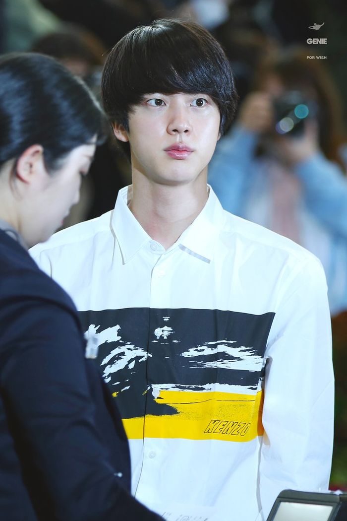 Khoảnh khắc thần thánh của Jin (BTS) ở sân bay khiến các