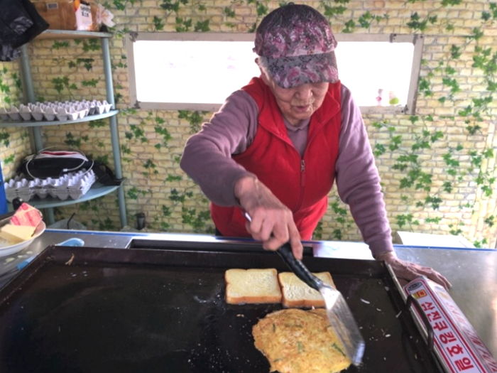 “1500원에 ‘대왕 토스트’ 만들어 주던 ‘창동 토스트’ 할머니가 다시 보고싶어요”