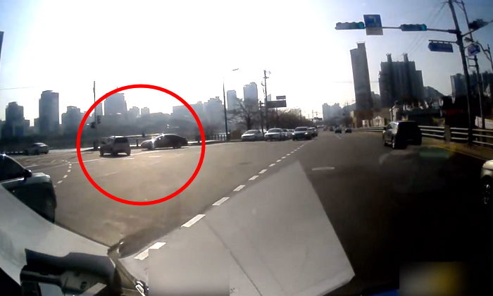 다른 차에 받혀 다리서 추락해 ‘식물인간’ 된 부산 운전자