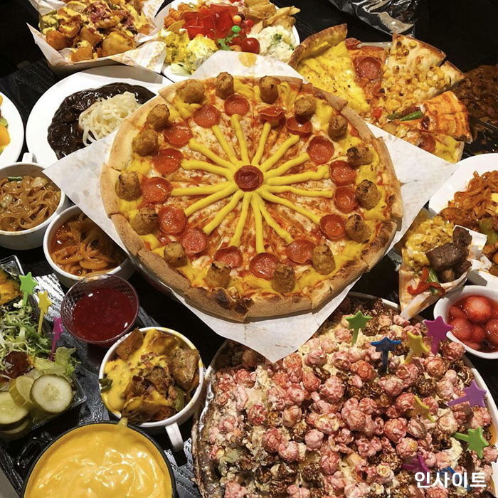 9,900원에 ‘치즈후라이’ 가득 꽂힌 피자 ‘무제한’ 맛볼 수 있는 뷔페