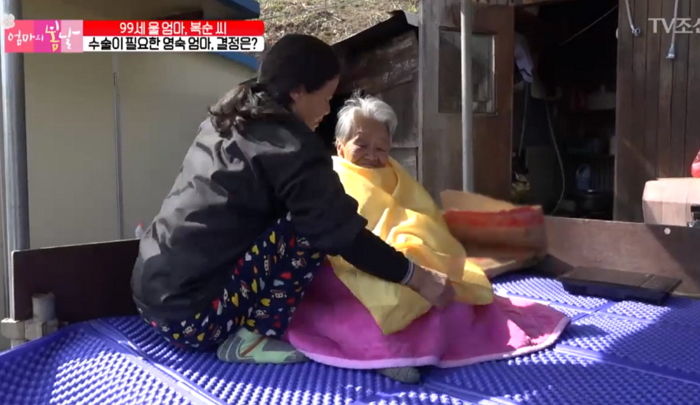 수술하러 가는날 홀로 남을 ‘99살 엄마’ 걱정돼 ‘머리’부터 잘라주는 딸
