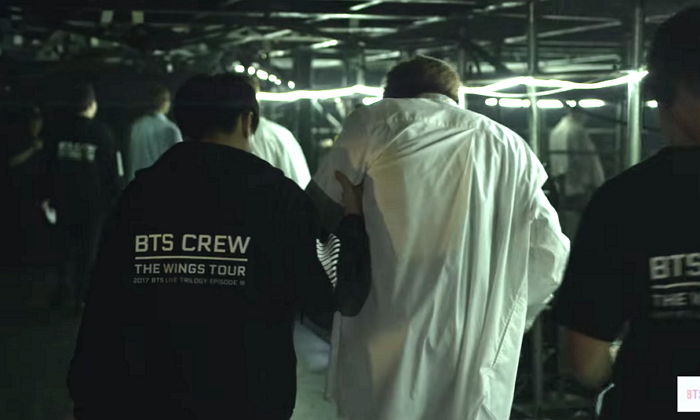 발목 삐어 제대로 걷지도 못하면서 팬 위해 ‘테이핑’하고 무대 오른 ‘방탄’ RM