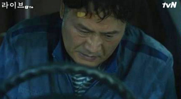 주민 갑질에 외제차 수리비 독박쓰고 끝내 분신자살한 경비원