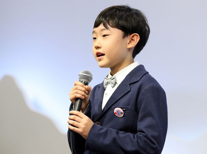 ‘제주소년’ 오연준이 부른 ‘고향의 봄’ 웃으며 따라 부른 리설주 여사