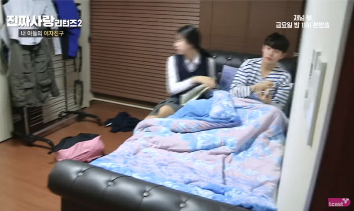 여사친과 단둘이 침대에 있다가 엄마한테 딱 걸린 중학생 아들의 반응