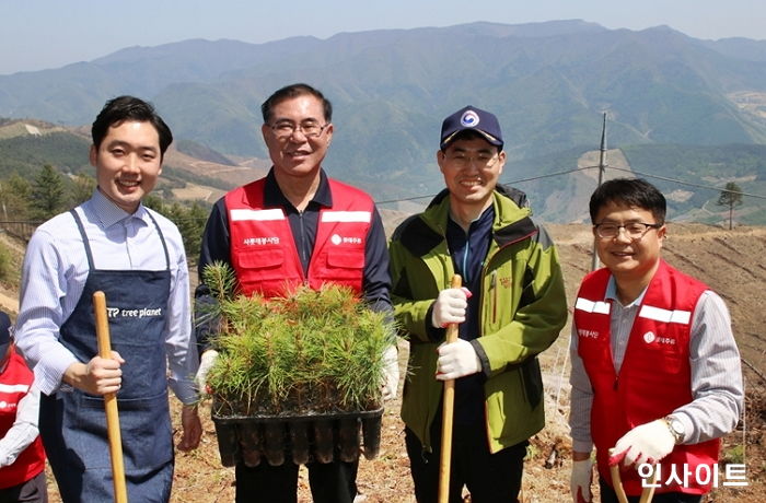 강원도 삼척 산불 피해 지역에 ‘처음처럼 숲’ 조성한 롯데주류