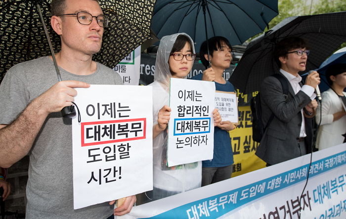 문재인 정부, ‘양심적 병역 거부자’ 위한 대체 복무 검토