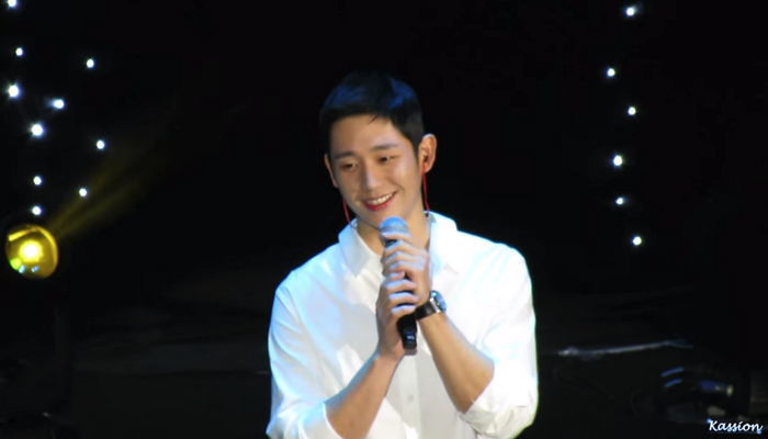 노래 부르다 팬들이랑 눈 마주치자 부끄러워 어쩔 줄 모르는 ‘연하남’ 정해인