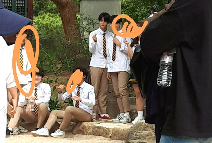 ‘워너원’ 활동으로 바쁜 와중에도 친구들과 ‘졸업사진’ 함께 찍은 배진영