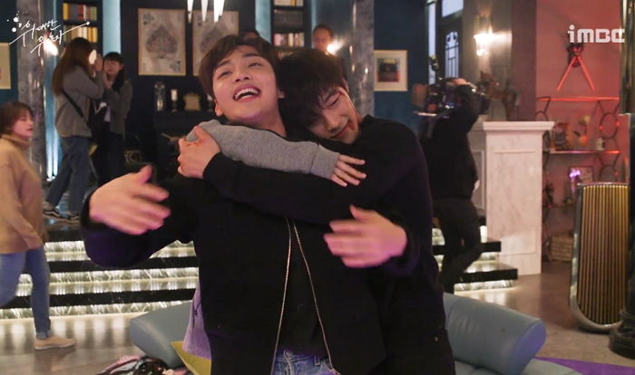 촬영 막 끝내 지쳤을 텐데도 스태프들부터 꼼꼼히 챙기는 ‘스윗남’ 우도환