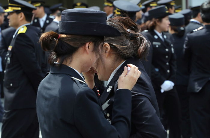 취객에 폭행당한 뒤 숨진 소방관 ‘영결식’서 오열하는 동료들