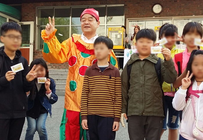 어린이날 맞아 운동장에 ‘바이킹’ 설치해준 ‘삐에로’ 교장 선생님
