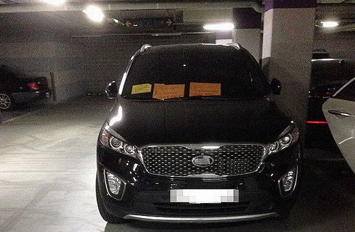 불법 주차 차량에 스티커 붙인 경비원이 차주에게 받은 ‘협박장’