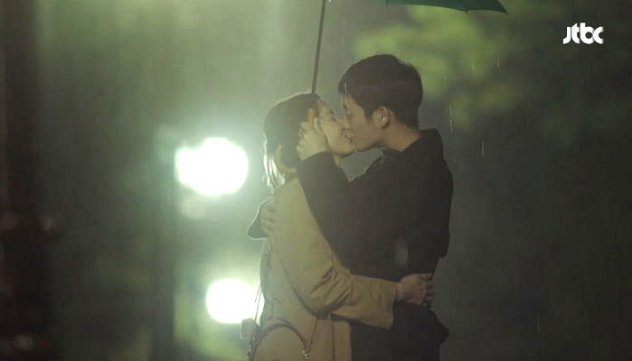 우산 속 ‘봄비 키스’ 나눈 뒤 손예진 번쩍 들어 올린 정해인