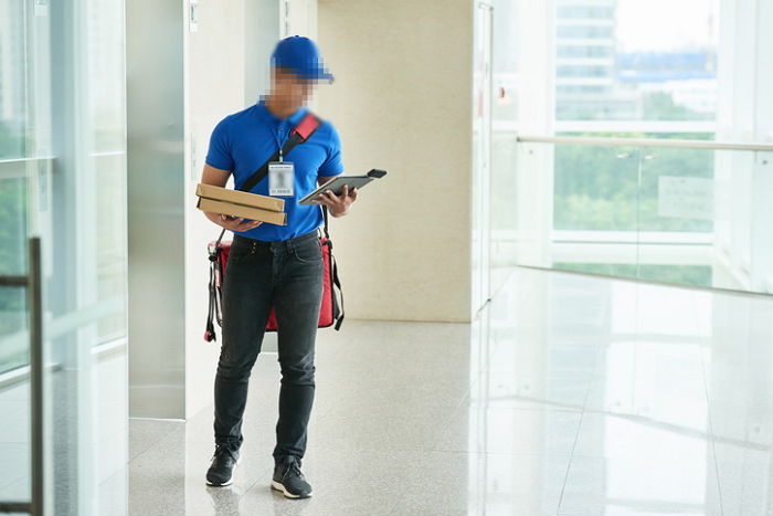 “어쩜 그렇게 몸매가 예뻐”···택배기사가 보낸 소름돋는 카톡 메시지