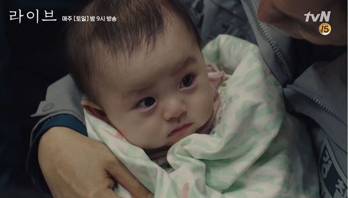 “살았다!”…의식 잃은 아기 심폐소생술로 살리고 눈물 흘린 정유미