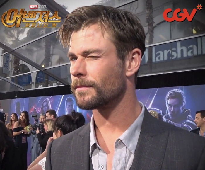 800만 관객 돌파하자 한국팬에게 ‘윙크’ 날리며 인사한 어벤져스 배우들