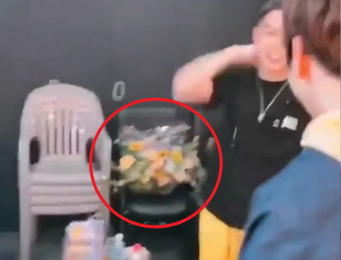 화사한테 선물 받은 ‘꽃다발’ 의자 위에 애지중지 모셔놓은 로꼬의 진심