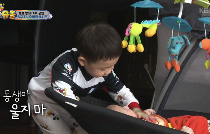 젖병 삶는 아빠 대신해 동생 리호 챙기는 ‘스윗한’ 문성민 아들 시호