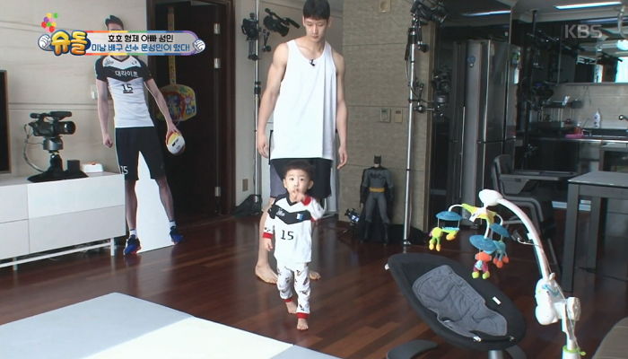 ‘슈돌’ 사상 역대급 피지컬로 천장 카메라까지 아들 들어준 ‘키 198cm’ 배구선수