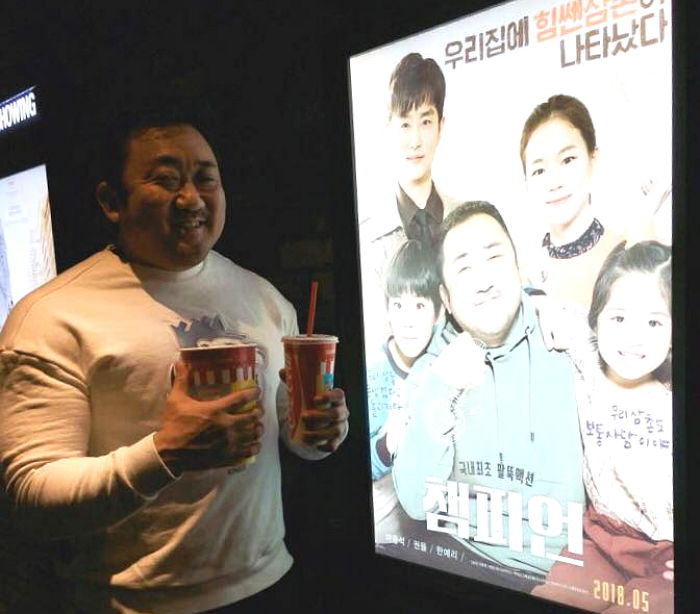 팝콘통을 ‘음료컵’으로 보이게 만드는 마동석의 ‘21인치 팔뚝’