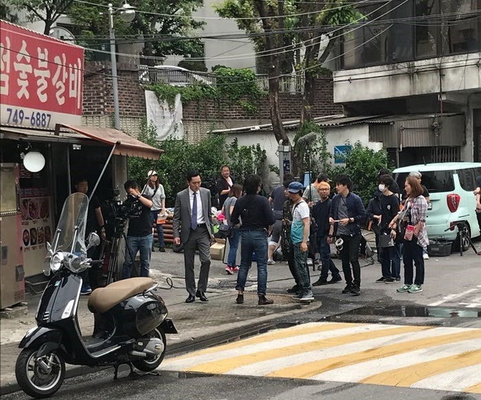서울 숯불갈비집 앞에서 포착된 ‘고독한 미식가’ 고로상
