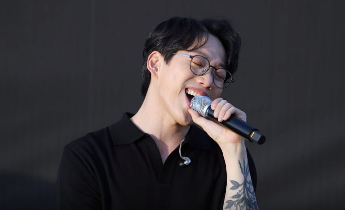 올블랙 스타일링하고 ‘아이돌’ 뺨치는 비주얼 뽐내는 10cm 권정열