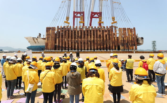 드디어 바로 선 세월호···“외부 충돌 흔적 없었다”
