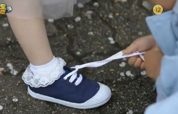 예쁜 누나 운동화 끈 풀리자 자상하게 ‘신발끈’ 묶어준 4살 승재