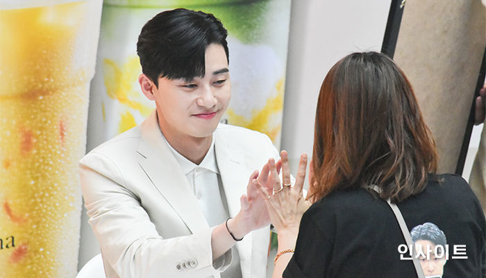 꿀 떨어지는 눈빛으로 팬 ‘손깍지’끼며 ‘남친모드’ 해준 박서준
