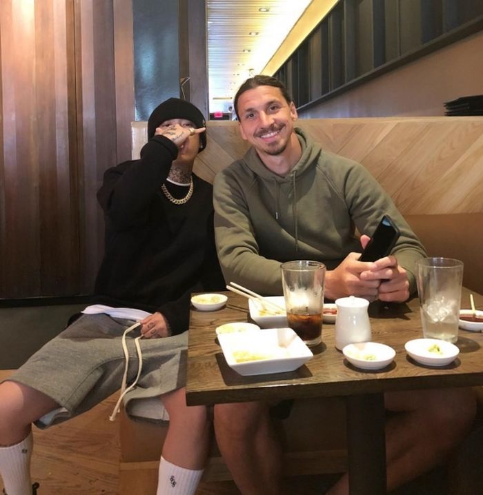 “형이 거기서 왜나와?”···‘초밥’ 먹다 즐라탄 만난 도끼