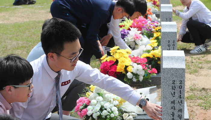 오늘(15일) 스승의 날 맞아 ‘세월호 순직 교사’ 묘소 찾은 학생들