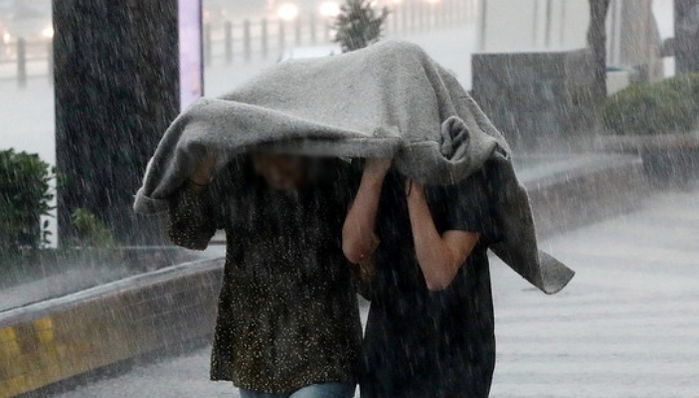 에버랜드로 소풍왔다가 ‘기습 폭우’로 봉변당한 초등생들