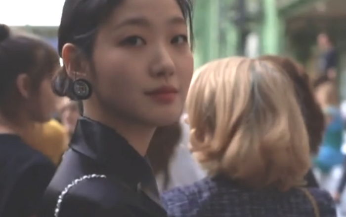 올블랙 패션으로 고혹미 발산하며 ‘인간 샤넬’ 등극한 김고은