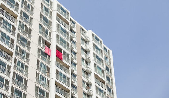 20층 아파트서 뚝 떨어진 ‘아령’에 맞아 어깨뼈 ‘골절’된 50대 여성