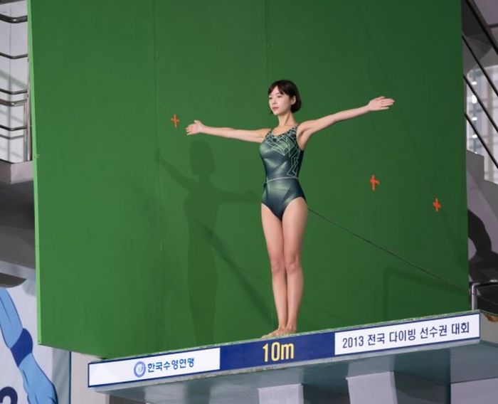 출산 직후 ‘군살 없는’ 완벽한 몸매 뽐내며 다이빙 국가대표로 변신한 황정음