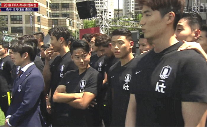 월드컵 출정식서 기성용 바라보며 악당포스 ‘뿜뿜’하는 막내 이승우