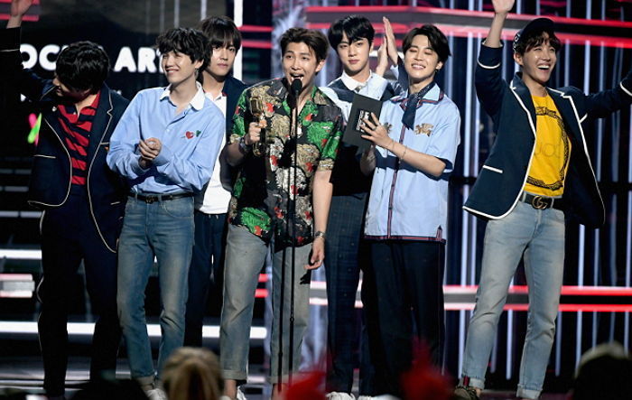 하루종일 기다린 팬들 위해 ‘빌보드 파티’ 대신 아미 만나러 간 방탄