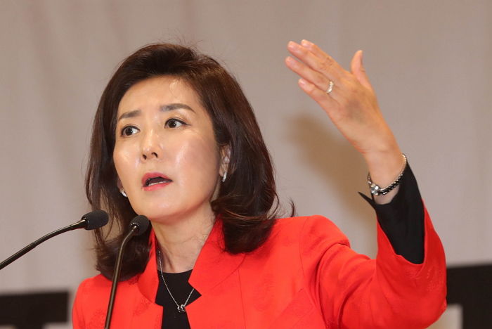 “한 주먹도 안되는 새X 죽으려고” 중학생에 막말한 나경원 비서