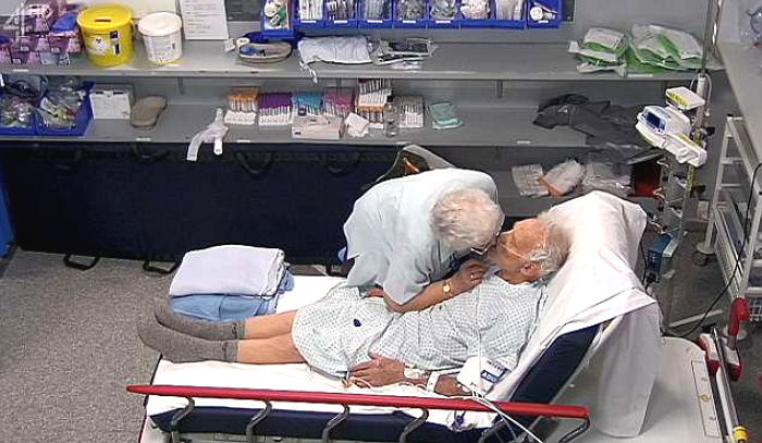 점점 차가워지는 남편 입술에 매일 입 맞추며 ‘온기’ 전한 할머니