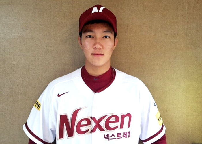 1군 데뷔 무대서 팬들에게 고개 숙여 사과한 ‘학폭 가해자’ 안우진